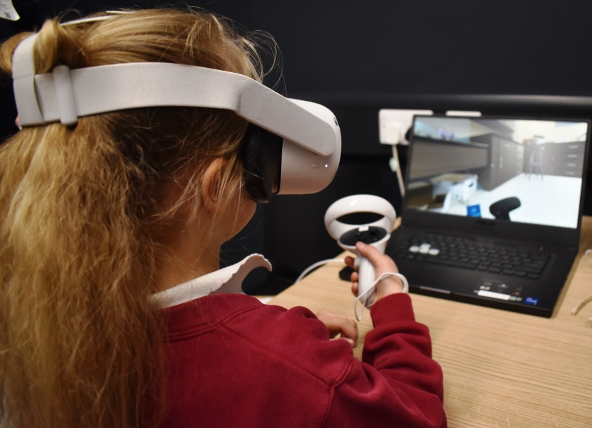 3 Hardwick student tries out VR