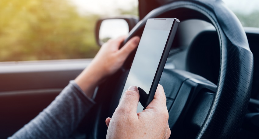 driving and texting mobile 850px